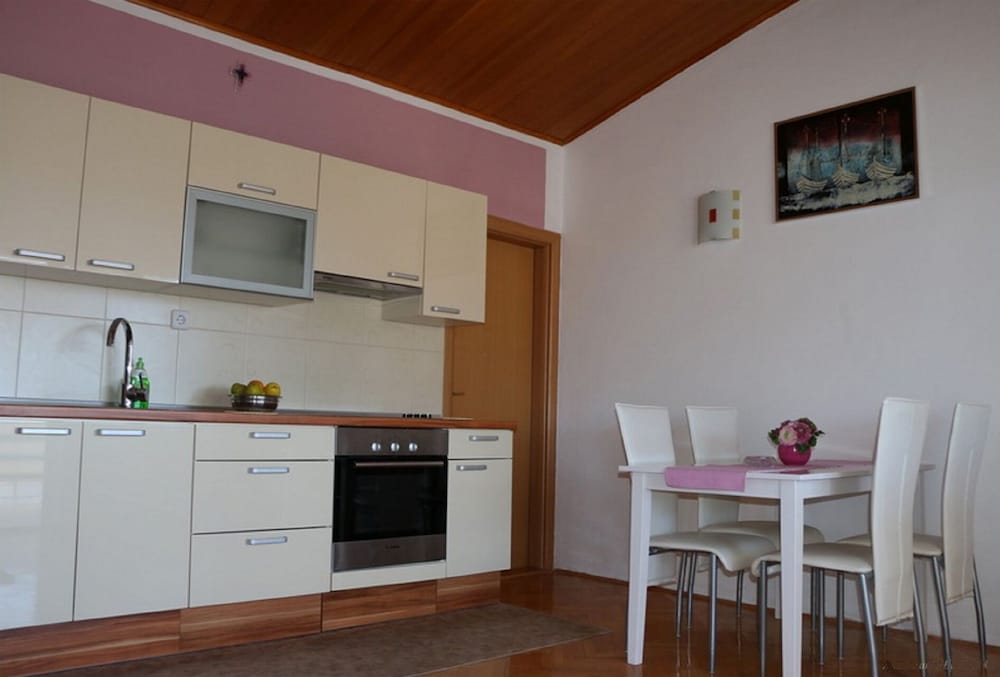 Apartment (Buffalo - 150m from the beach & parki)