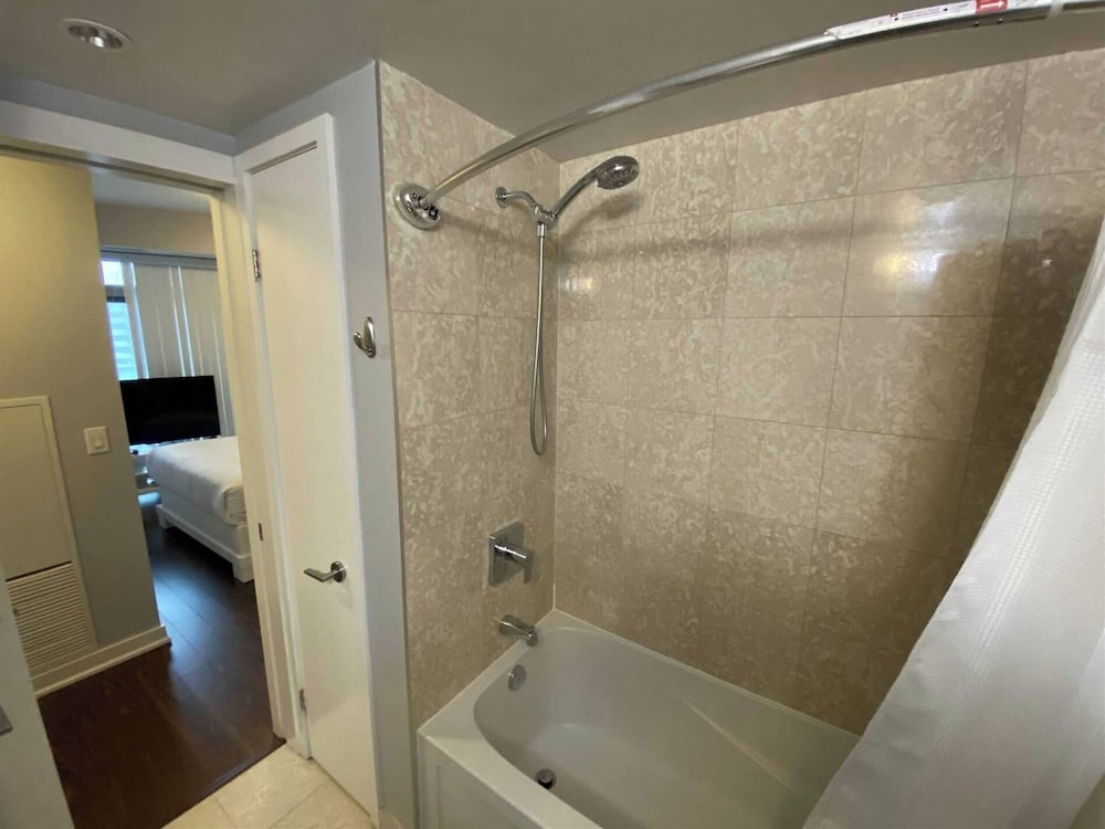 City Apartment, 3 Bedrooms, 2 Bathrooms thumbnail 5