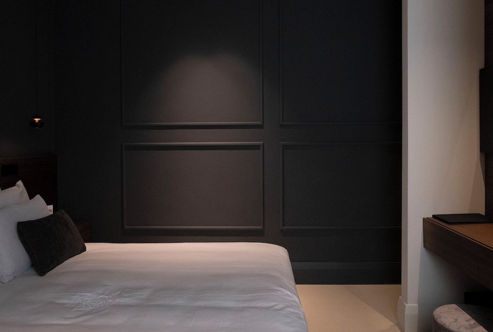 Executive Suite - Photo 18