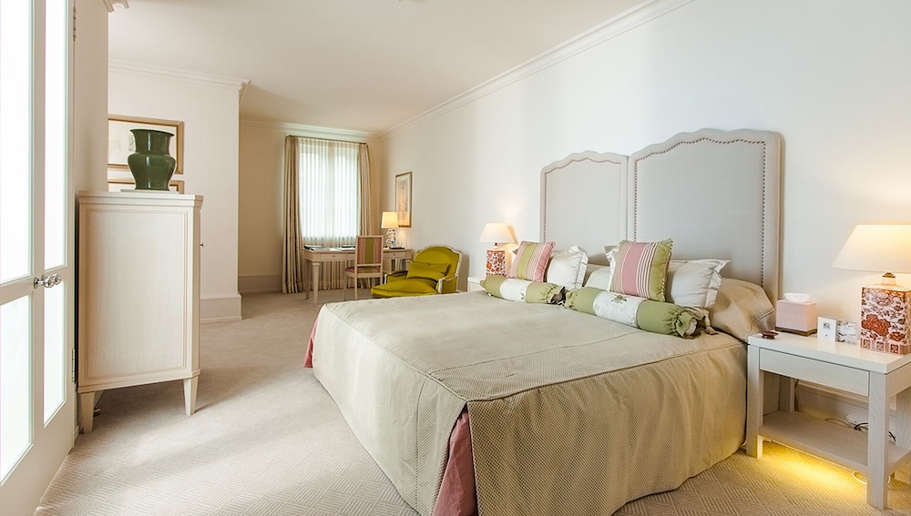 Deluxe Suite, 1 King Bed, Non Smoking, Park View thumbnail 5