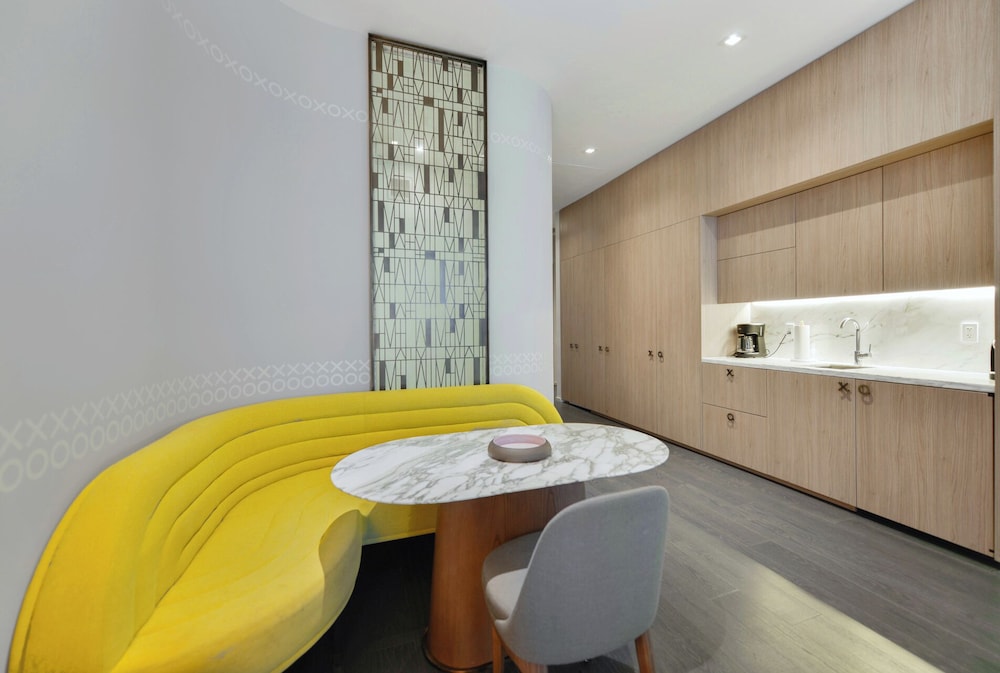Luxury Studio Suite, 1 King Bed, City View photo 2