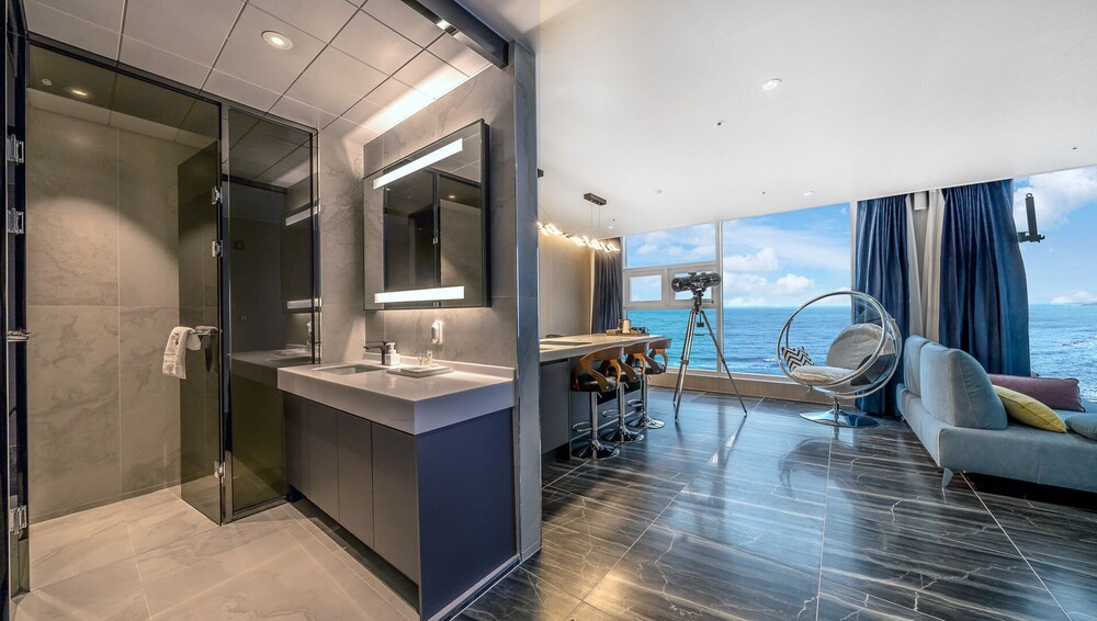 F. Royal Suite, Ocean View - Photo 2