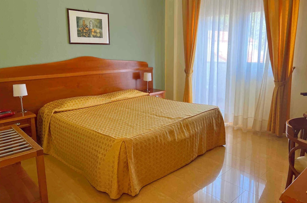 Standard Double or Twin Room photo 3