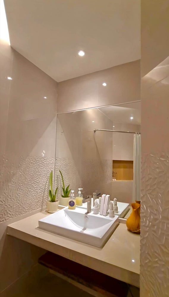 Deluxe Room - Photo 6