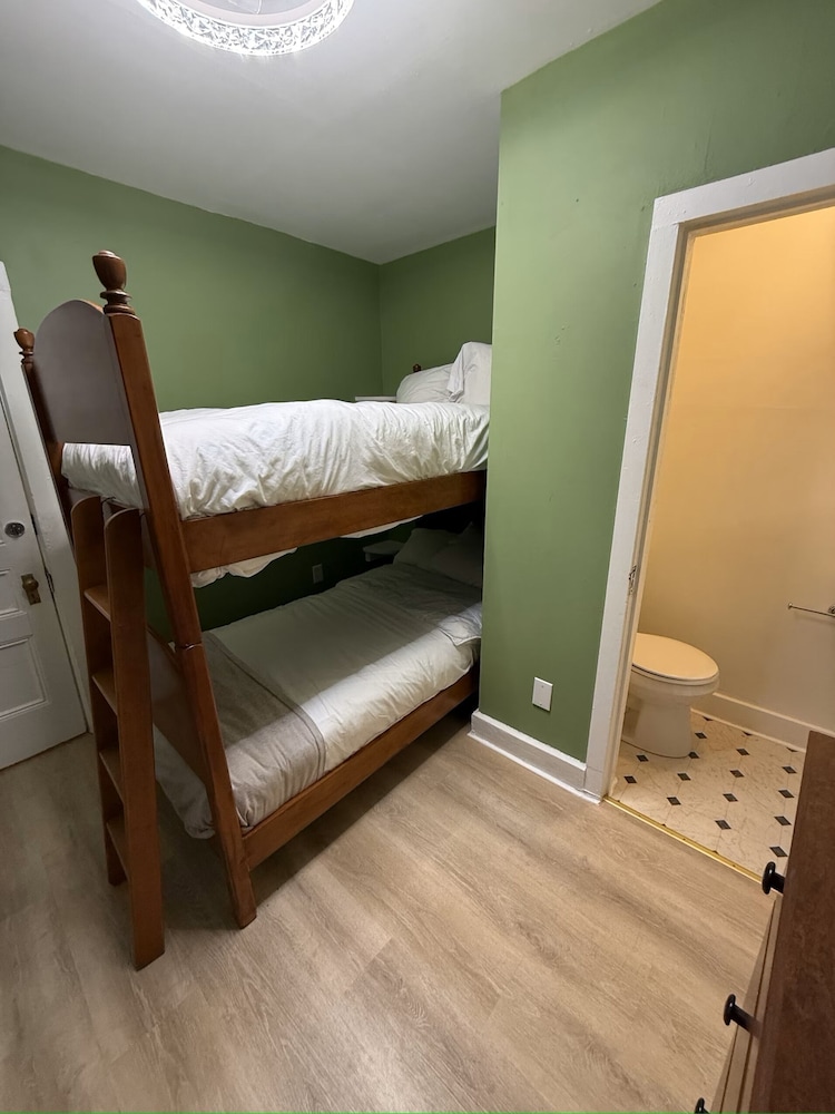 Twin Classic Room, Half Bath photo 1