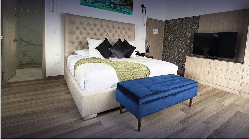 Deluxe Room, 1 King Bed, Courtyard View photo 1