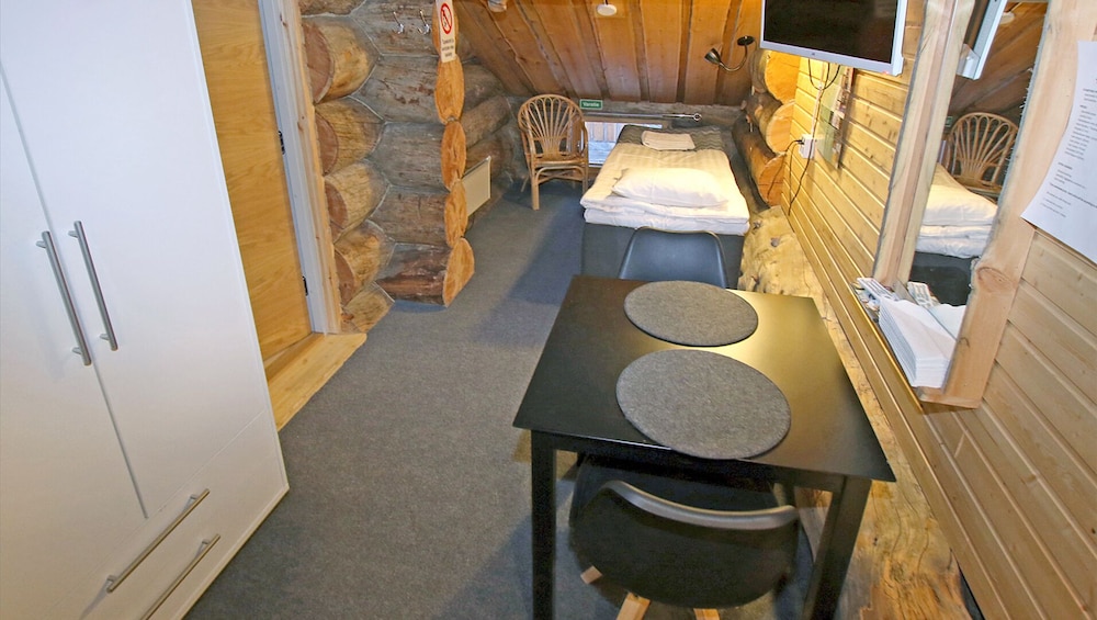 Basic Double or Twin Room, Shared Bathroom photo 2