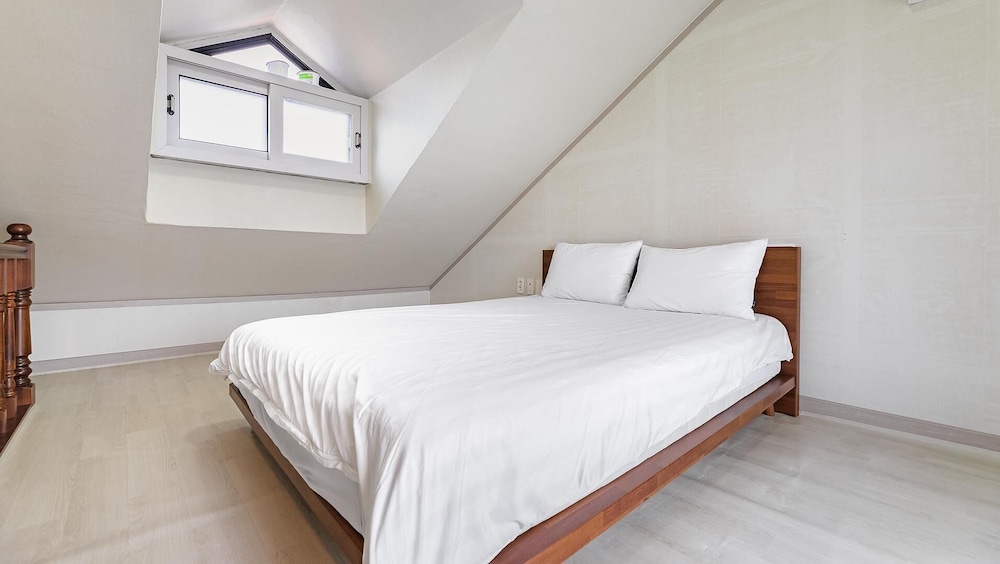 Basic Room, 1 Bedroom (Couple room (Random / Ocean View))