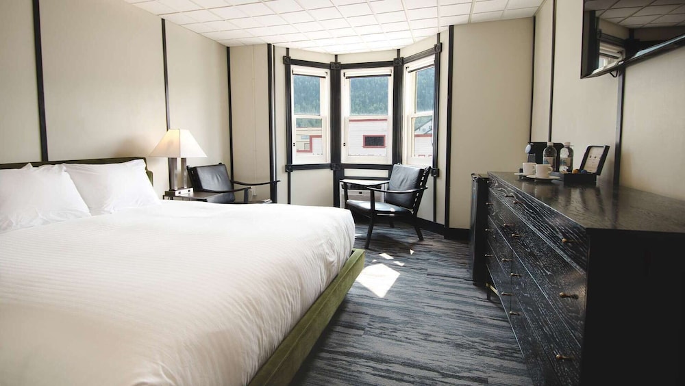 Premium Room, 1 King Bed (Coast) photo 2