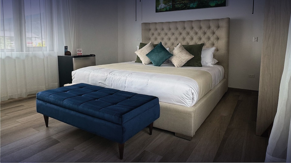 Superior Room, 1 King Bed photo 2