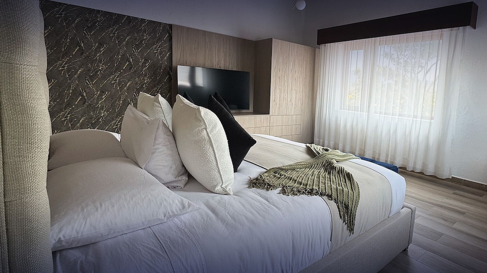Deluxe Room, 1 King Bed, Courtyard View photo 3