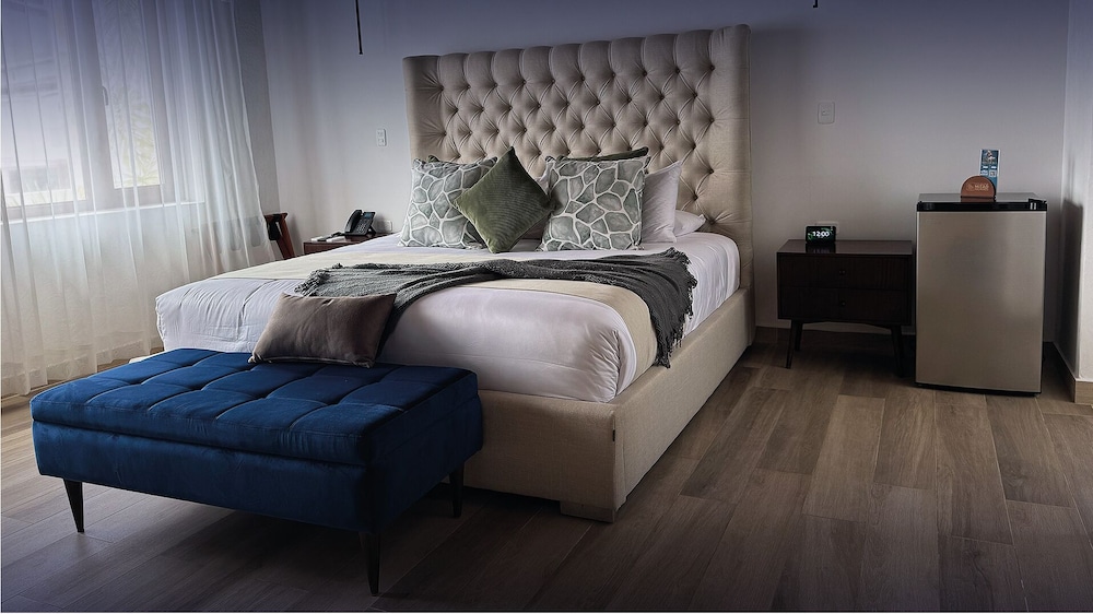 Superior Room, 1 King Bed photo 2