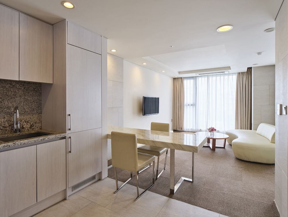 [24 Hour STAY] Island Double + Check-In 12PM + Check-Out 12PM