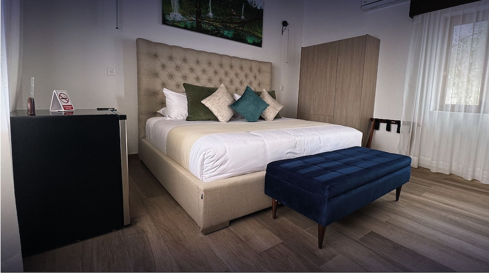 Superior Room, 1 King Bed photo 1