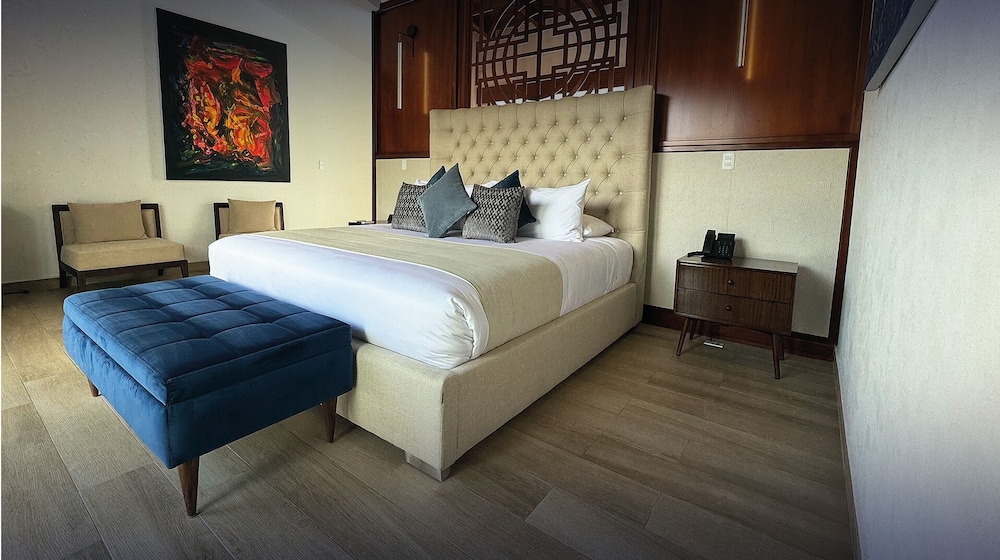 Luxury Suite, 1 King Bed, Mobility Accessible, Resort View photo 2
