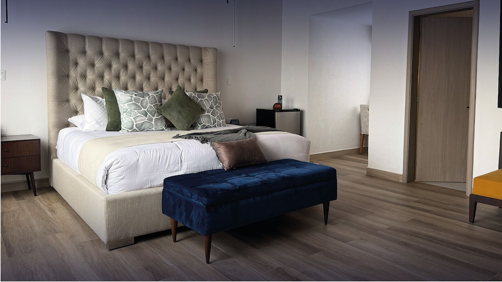 Superior Room, 1 King Bed photo 1
