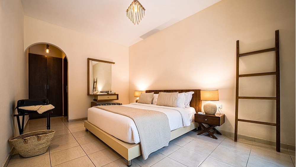 Standard Suite, 1 Bedroom, Balcony, Garden View photo 3