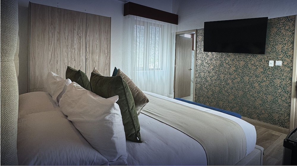 Superior Room, 1 King Bed photo 3