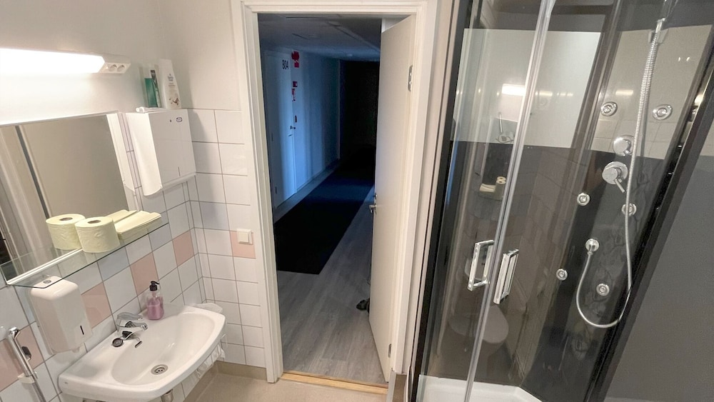 Economy Room, 1 Twin Bed, Non Smoking, Shared Bathroom photo 2