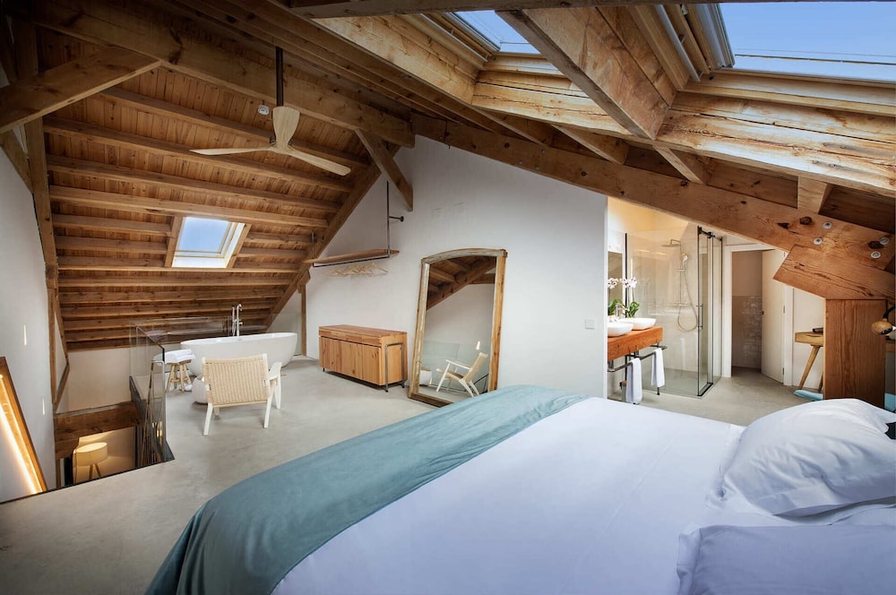 Duplex Suite: 206, 207