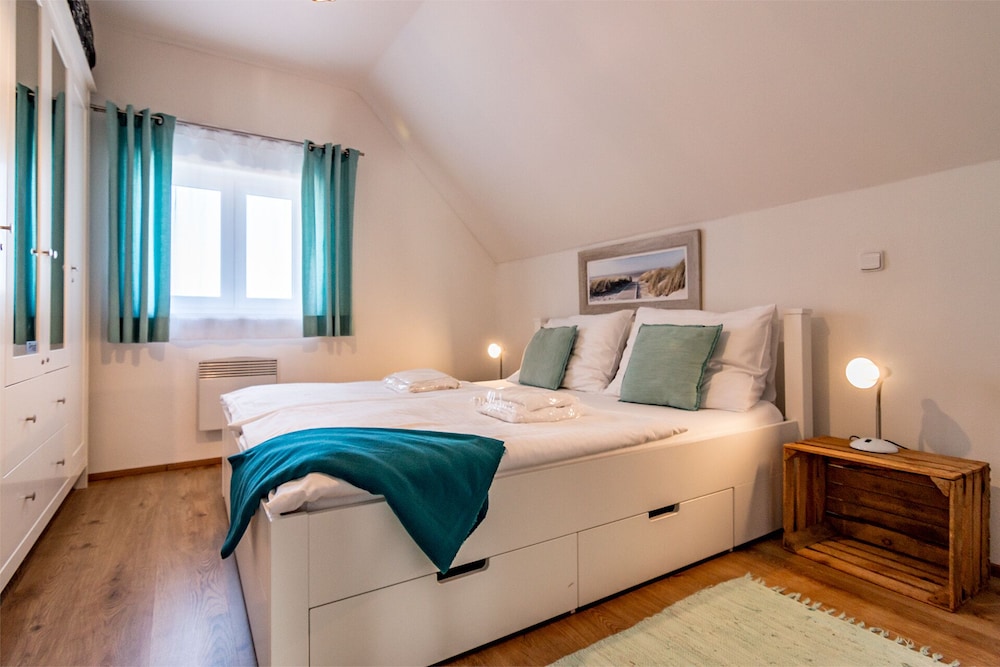 Deluxe House, 4 Bedrooms, Sauna (HOUSE 4)