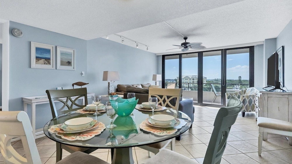 Condo, 2 Bedrooms