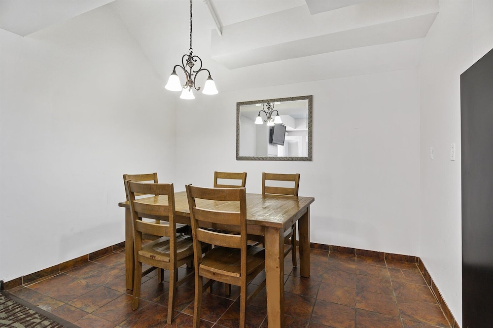 Deluxe Suite, 2 Bedrooms, Kitchen, City View photo 3