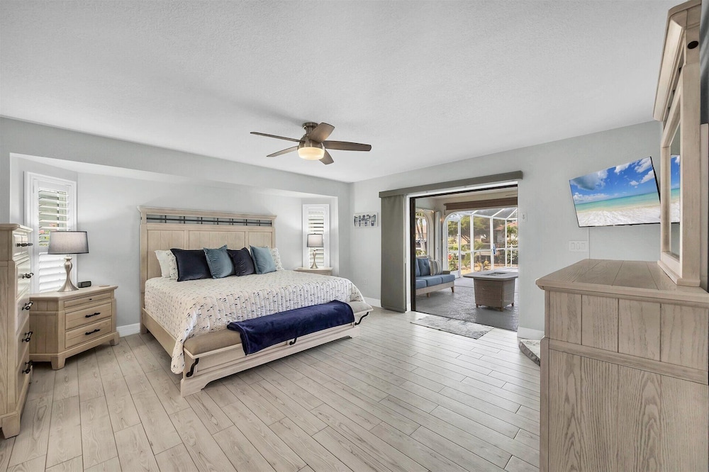 House, Multiple Beds, Pool Access, Pool View (ELD537)