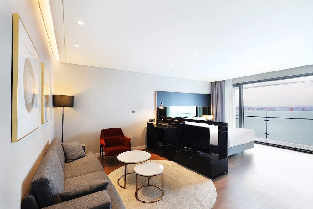 Junior Suite Queen (Complimentary Pool Access for 2) - Photo 1
