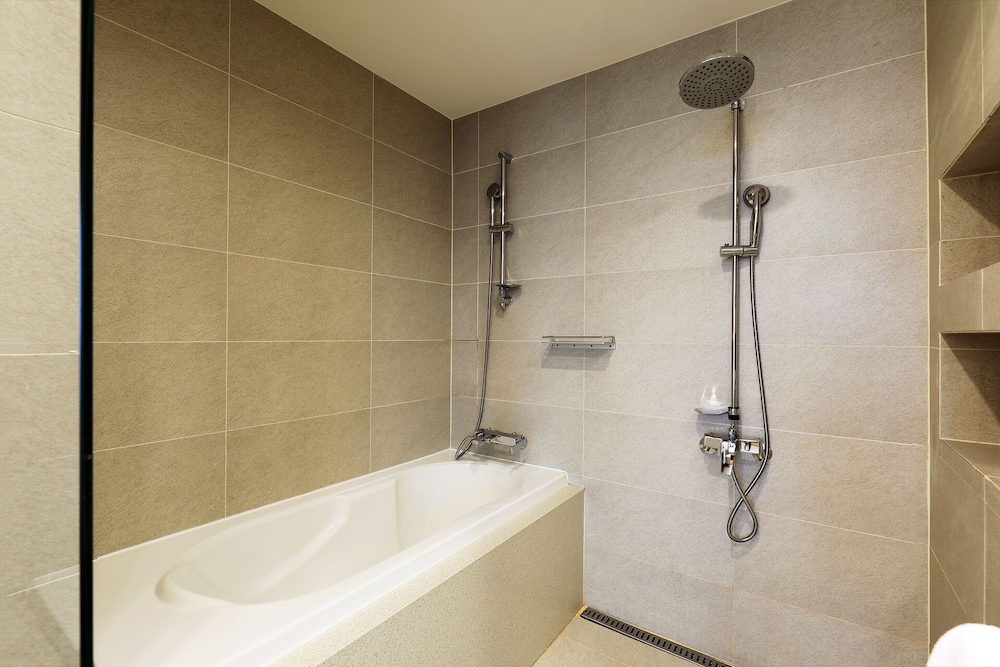 Junior Suite King (Complimentary Pool Access for 2) - Photo 5