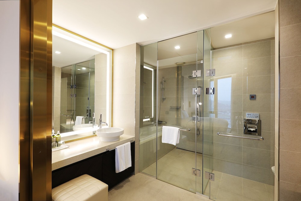 Junior Suite King (Complimentary Pool Access for 2) - Photo 6