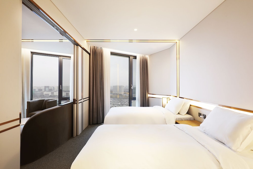 Queen Suite (Complimentary Pool Access for 4) - Photo 9