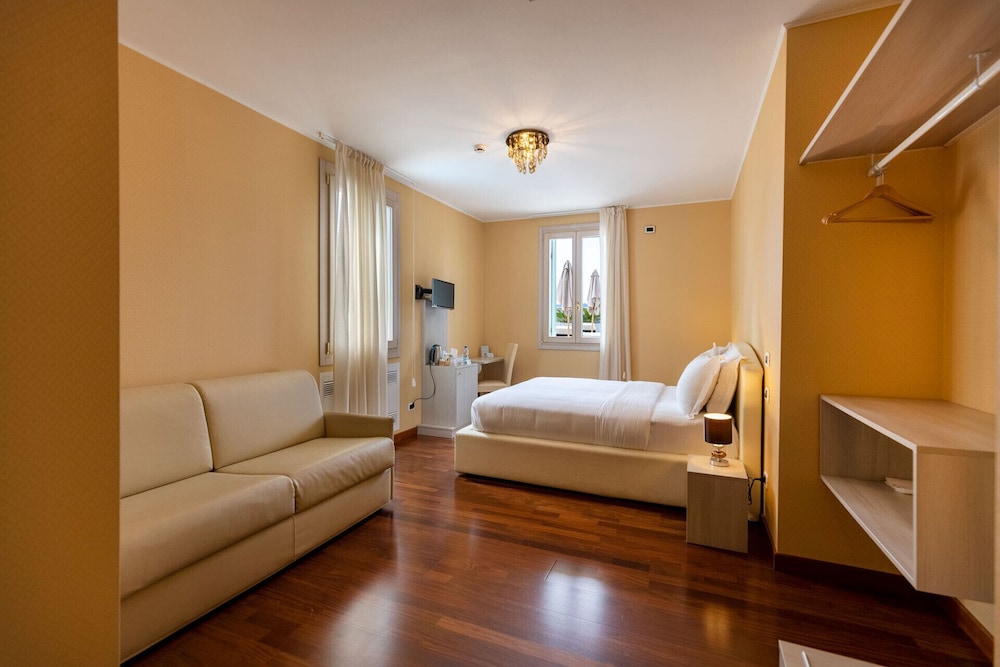 Superior Quadruple Room, Partial Lake View photo 1