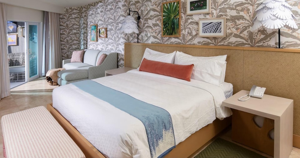 Luxury Room, 1 Bedroom, Garden View (Sunset Bluff Poolside Club Level Room)