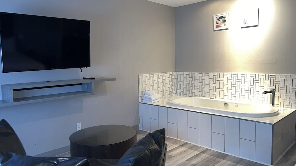 Suite Moyenne, 1 King Bed, Jetted Tub - Non Smoking photo 1
