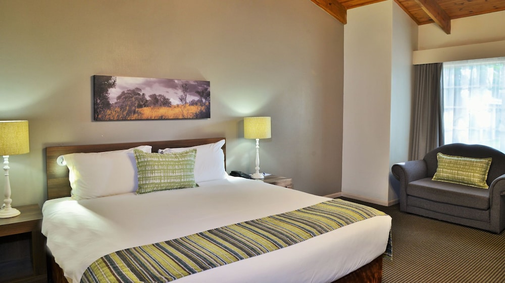 Deluxe Room, 1 King Bed photo 2