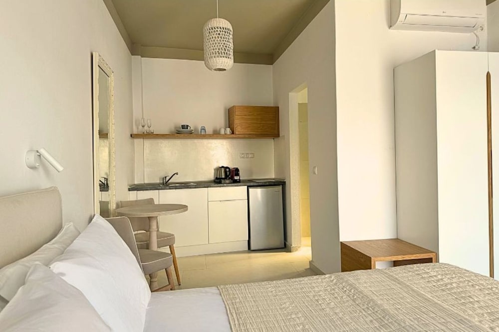 Deluxe Studio Queen with Private Balcony photo 3
