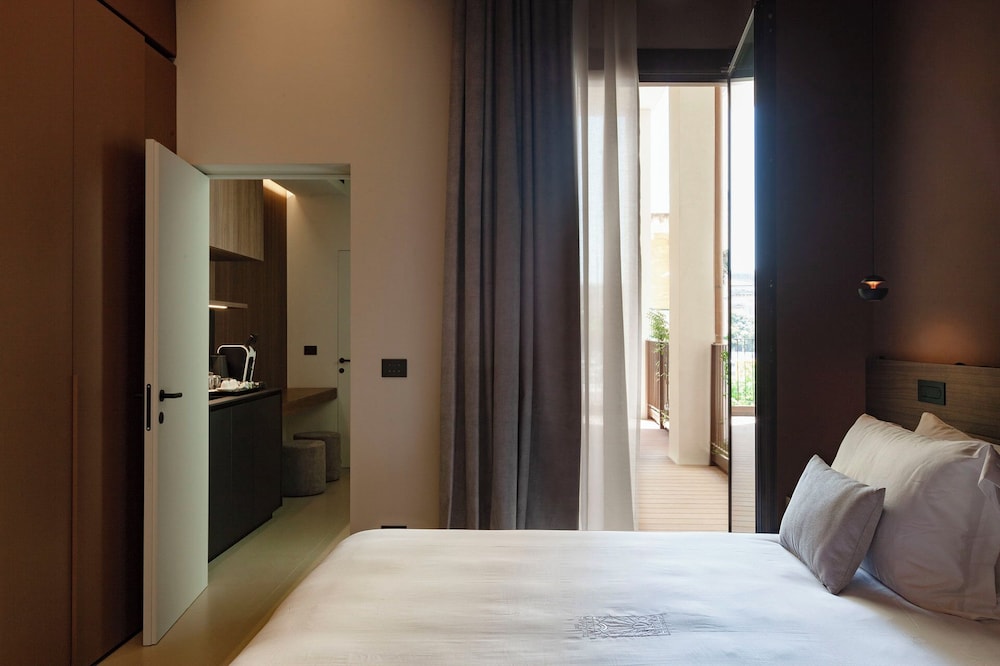 Deluxe Suite - Photo 23