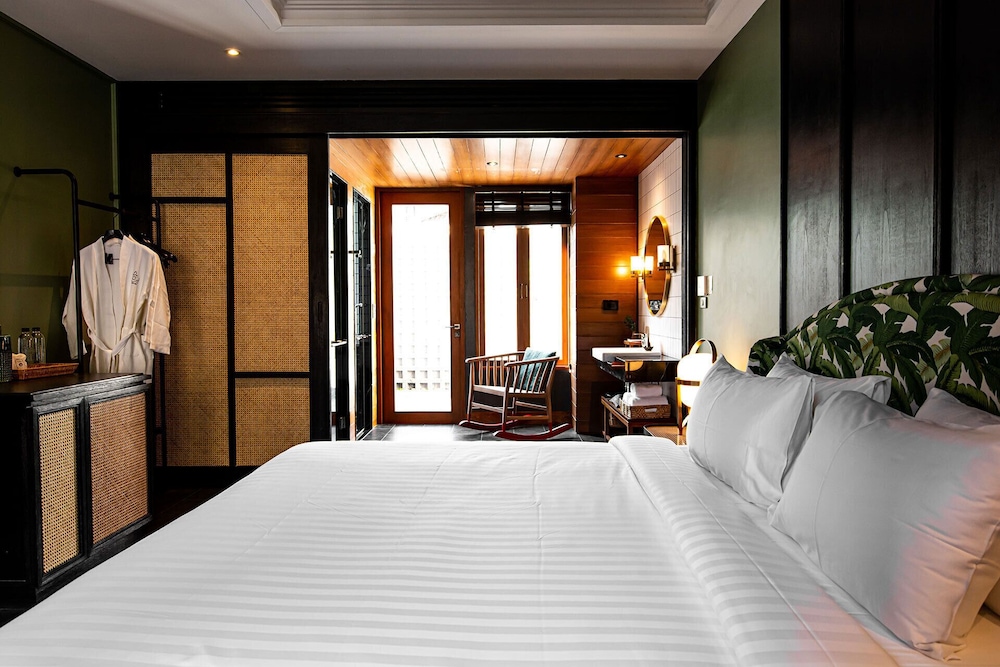 Deluxe Room, Bathtub photo 2
