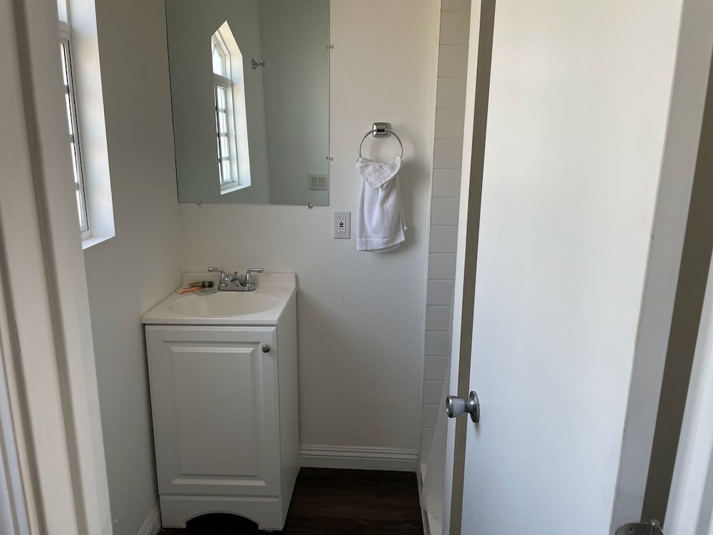Standard Room, 1 Queen Bed, Non Smoking, Refrigerator & Microwave photo 2