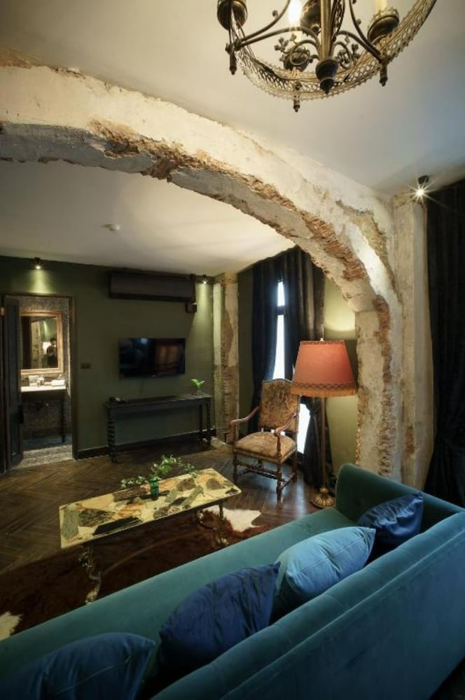 Suite King Bed photo 3