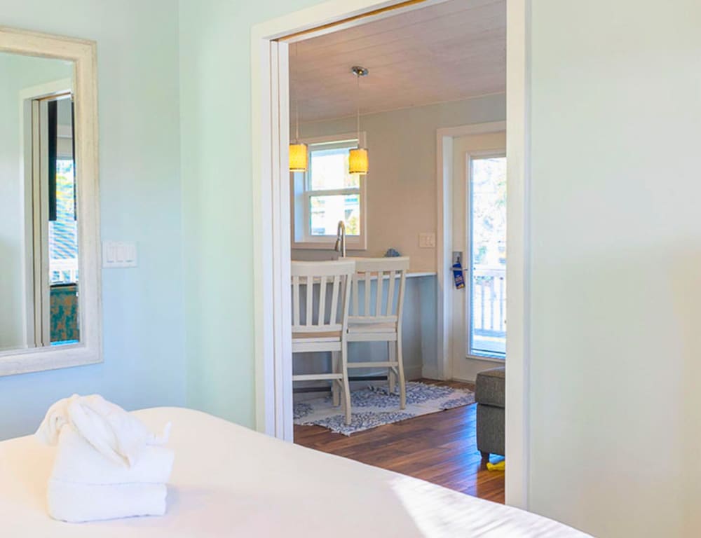 Signature Cottage, 1 Queen Bed, Canal View - Photo 6