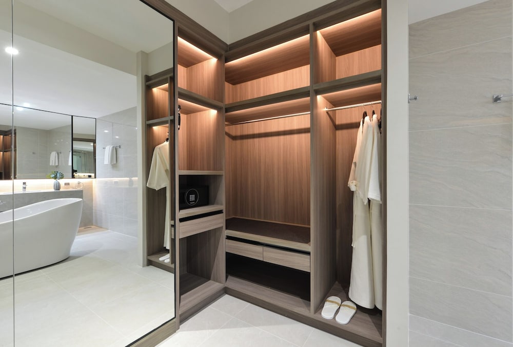 Executive Suite thumbnail 5