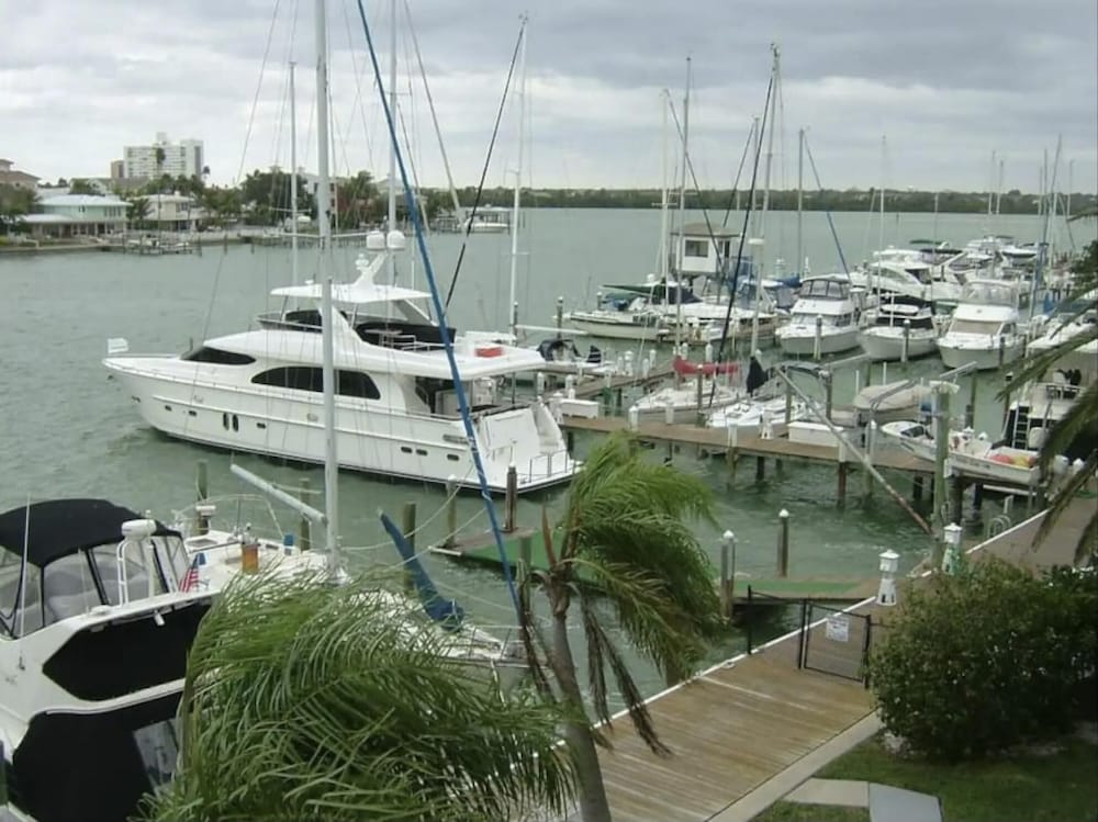 2 Bedroom Waterfront Pool Side!, 사진 16