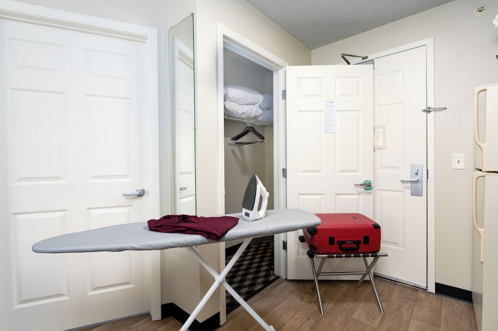 Standard Room, 1 King Bed, Pets Allowed - Photo 11
