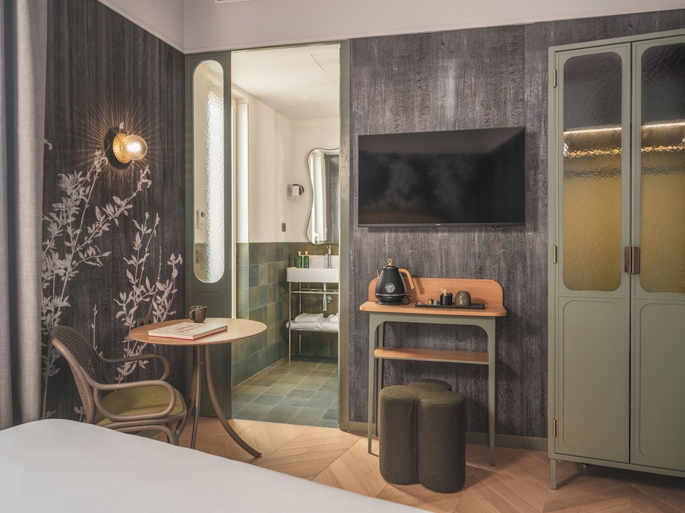 Superior Double Room thumbnail 5