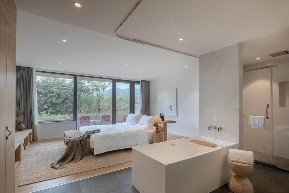 Luxury Duplex, Hill View photo 1