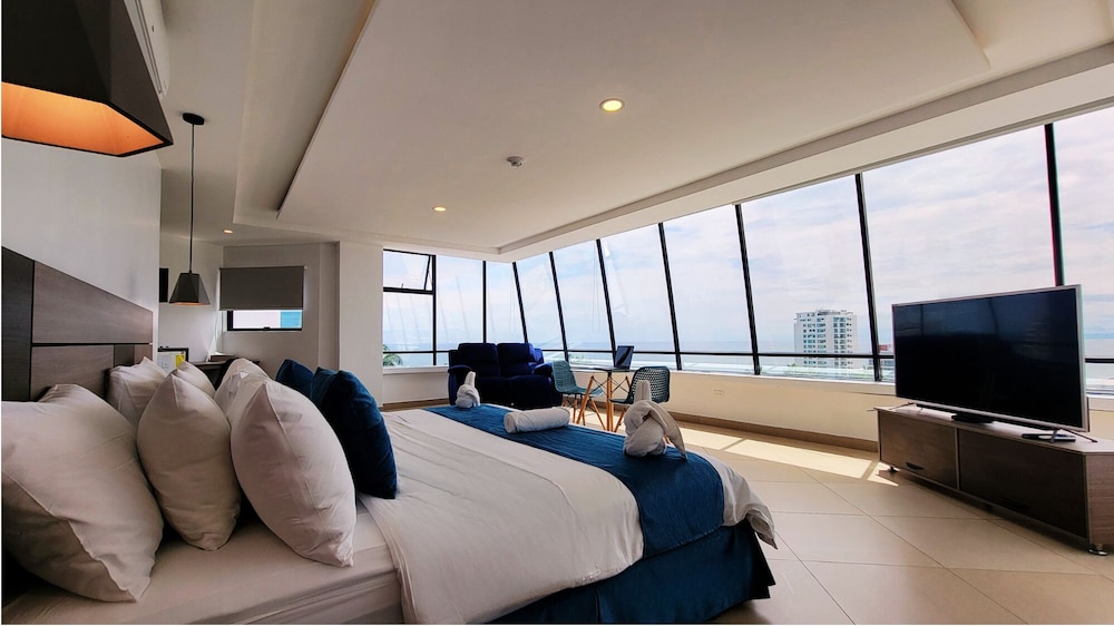 Suite, 1 King Bed, Bathtub photo 1