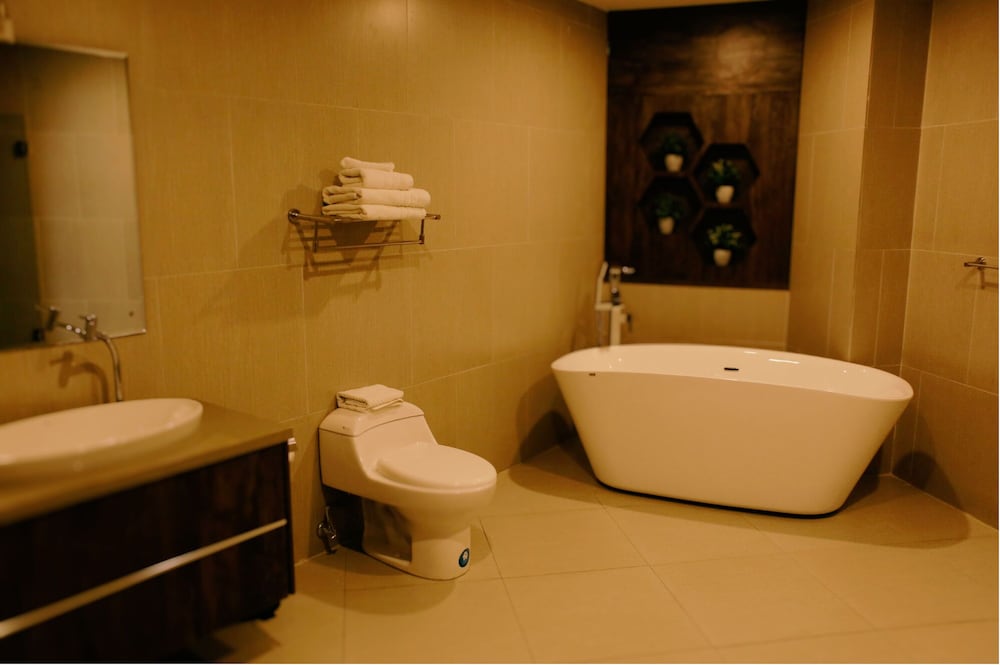 Suite, 1 King Bed, Bathtub photo 2