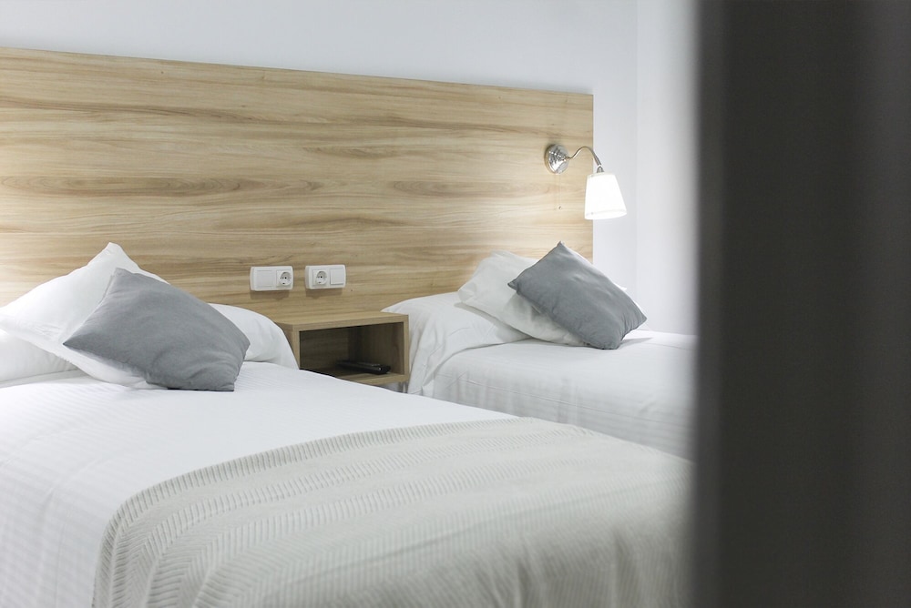 Business Twin Room - Photo 12